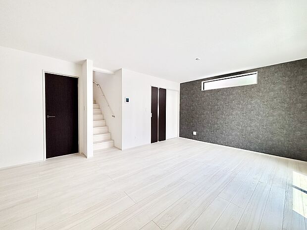 内装「ただいま」「おかえり」家族とのコミュニケーションが深まるリビングイン階段。 