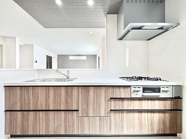 リビングを見渡せる人気のカウンターキッチン。 家族を見守りながら家事をすることができます。