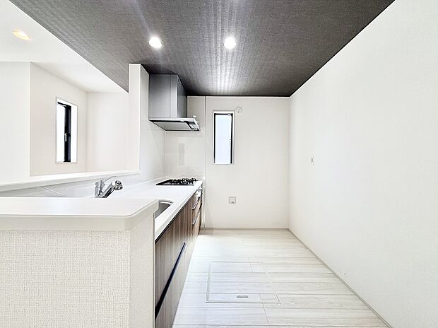 爽やかな風が通り抜けるキッチン。窓があるので明るく換気にも役立ちます。