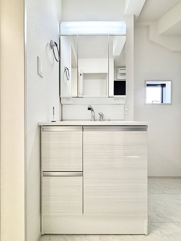 大きく見やすい三面鏡で清潔感ある洗面台は、身だしなみチェックや肌のお手入れにおすすめです。 