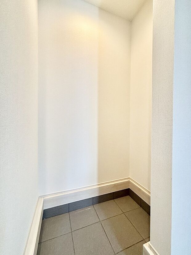 シューズインクローク付き！雨具やベビーカーも置けます。 