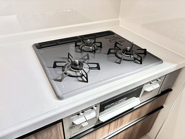 ガスコンロはＳｉセンサー搭載。火力調節や焦げ付き・消し忘れも防いでくれます。