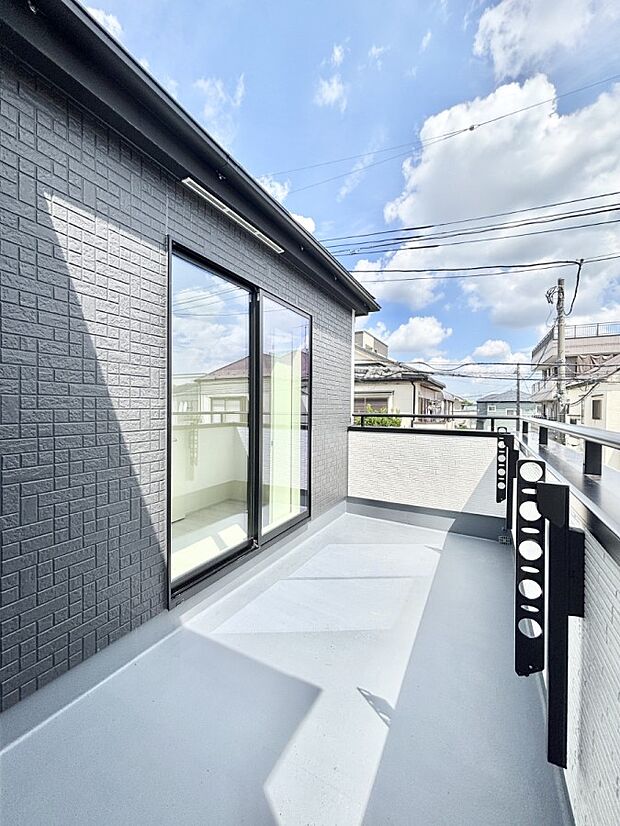 暖かな陽光が降り注ぐバルコニーはお洗濯におすすめ。爽やかな風も心地よいです。 