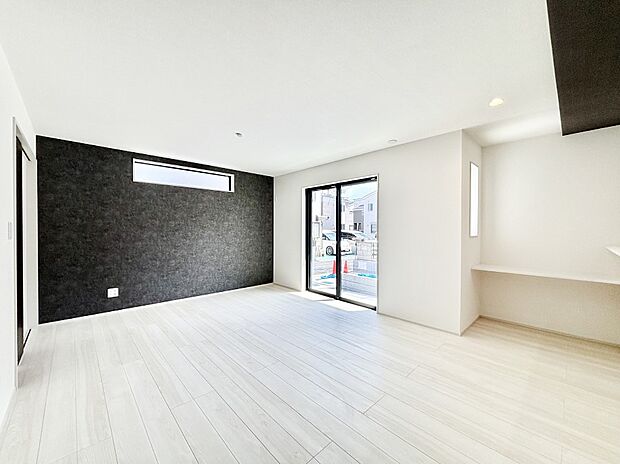 アクセントクロスがお洒落なダイニング。家族でのんびりくつろげる広々スペース。