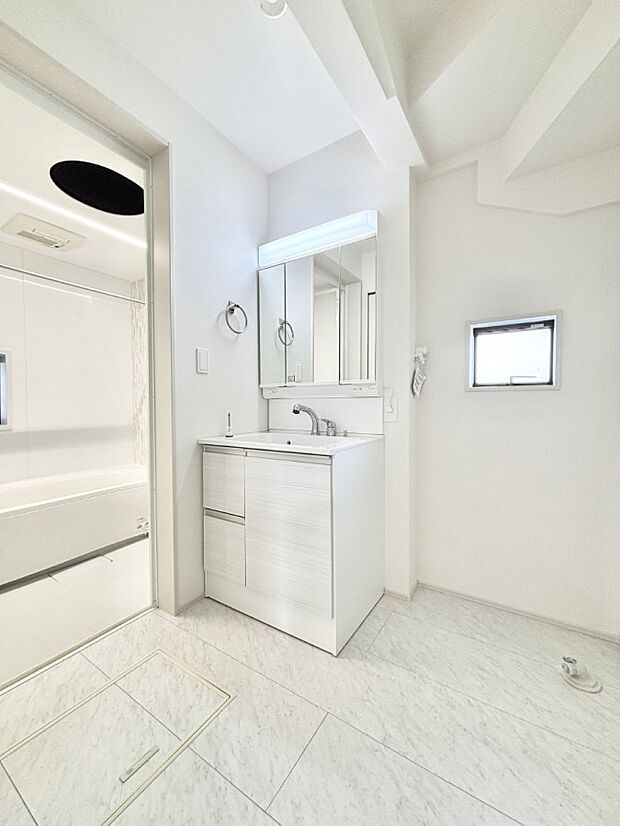 小窓がついているので湿気の多い場所でも換気が十分行えます。毎日の身支度を気持ち良く！