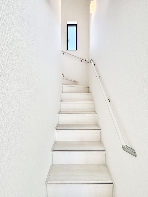 安全性を考慮し階段には手すりを設置しています