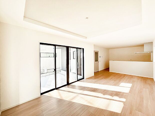 ナチュラルテイストの優しく柔らかい色使いのフローリングが素敵なリビングですね。