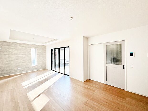 大きな窓からたっぷりの陽光と風を感じられるリビング