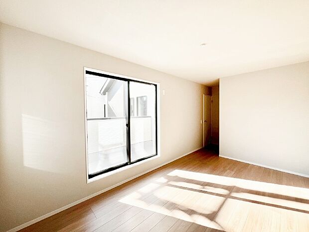 明るいバルコニーサイドに洋室を設置。目覚めの良い寝室に。