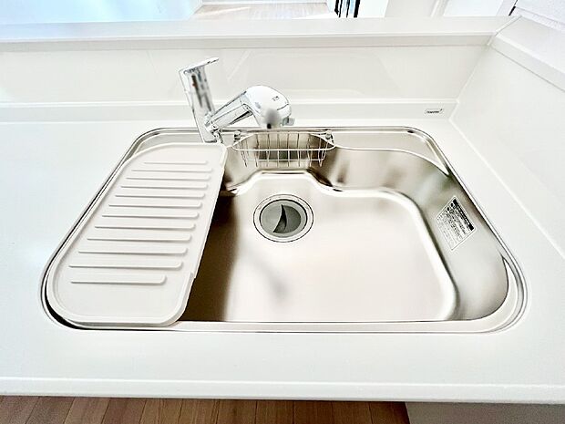 広々としたシンクでお料理やお皿洗いもラクラク快適に！
