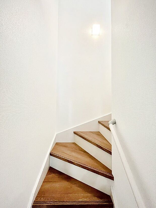 安全性を考慮し階段には手すりを設置しています