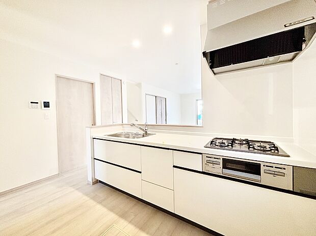 カウンター越しに楽しいおしゃべり。いつものお料理がもっと美味しくなりそうですね。