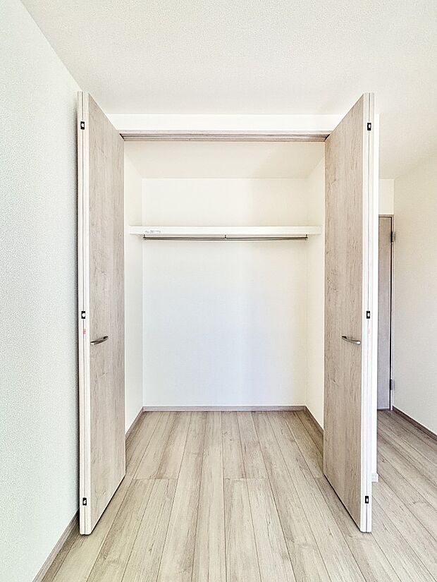 洋室のクローゼット。奥行きがあるので厚手の衣類もすっきり収まります。