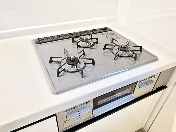 ガスコンロはSiセンサー搭載。火力調節や焦げ付き・消し忘れも防いでくれます。