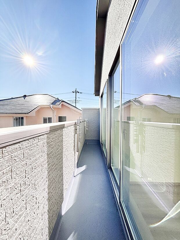 暖かな陽光が降り注ぐバルコニーはお洗濯におすすめ。爽やかな風も心地よいです。