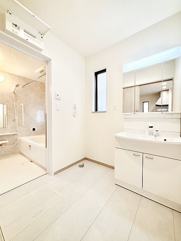 清潔感のある快適空間です。毎日の身支度も気持ち良くお使い頂けます。