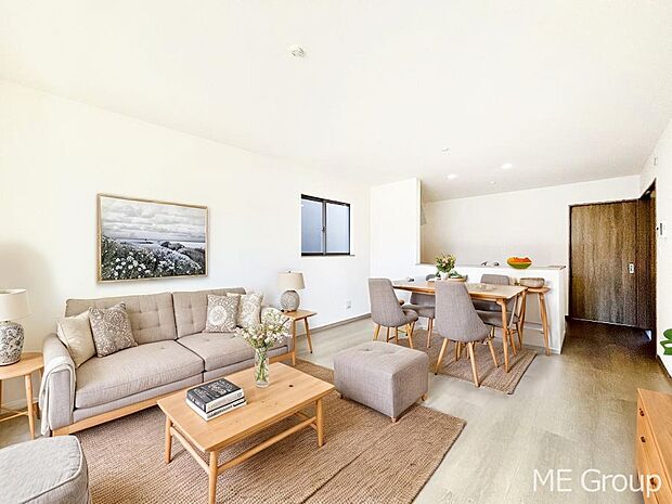 落ち着いた雰囲気のLDKは家族みんなの快適空間 ※家具はCGです