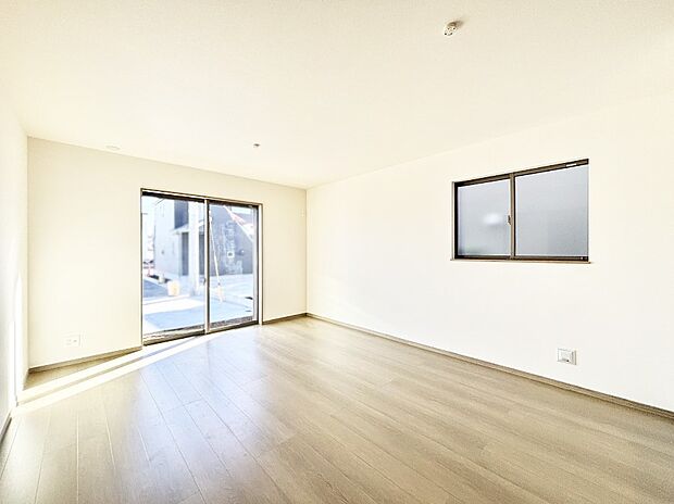 自然光が取り込まれ、家族団らんの場所を明るく演出