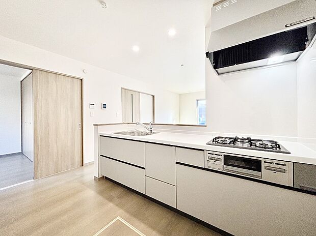 ゆとりあるキッチンスペースでお料理や食後の後片付けもスムーズに！