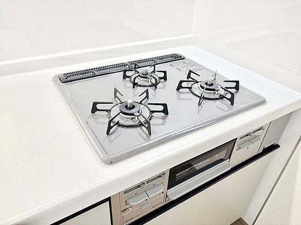 ガスコンロはSiセンサー搭載。火力調節や焦げ付き・消し忘れも防いでくれます。