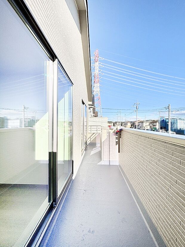 2部屋にまたがる広いバルコニー。晴れた日には洗濯物も気持ちよく干せそうですね。