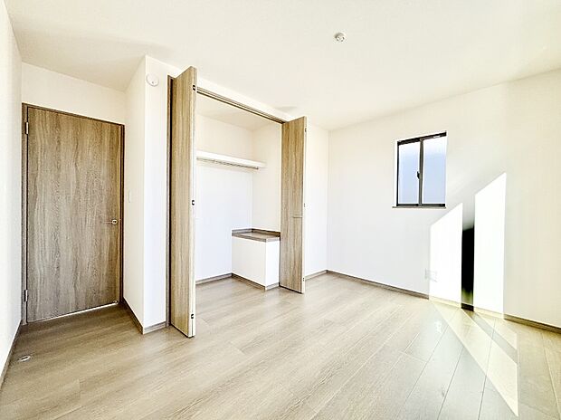 やさしい光がさしこむ居室はしっかり収納付き