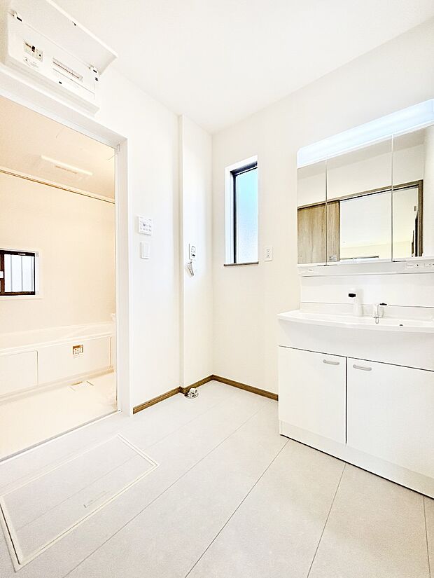 清潔感溢れるホワイトカラーを基調とした洗面室