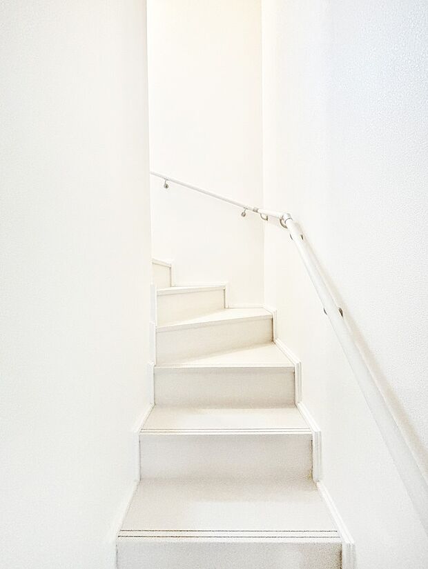 階段は手すり付きなので小さなお子さまやご高齢の方も安心です