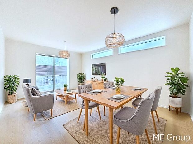 ご家族の賑やかな話し声で包まれる明るいリビング  ※家具はCGです