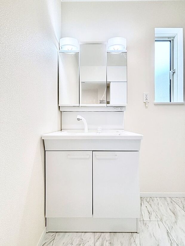 大きく見やすい三面鏡で清潔感ある洗面台は、身だしなみチェックや肌のお手入れにおすすめです。