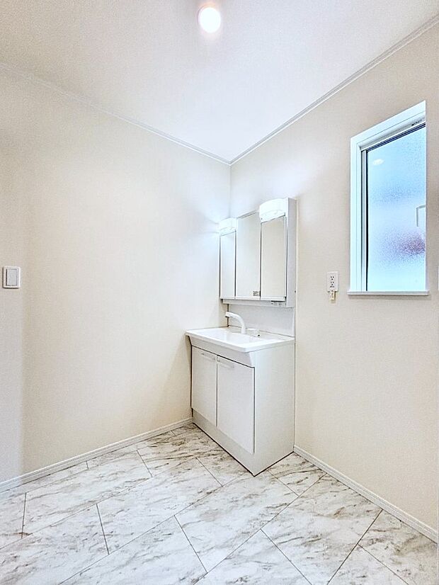 三面鏡が嬉しい洗面化粧台です。