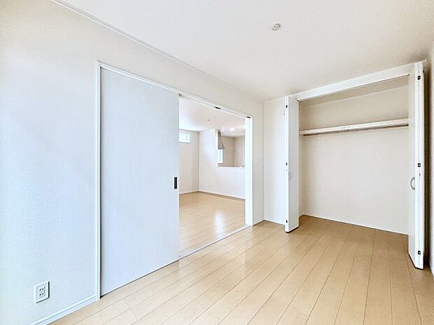 リビングの隣にある洋室。扉を開放して広く利用することも可能です。