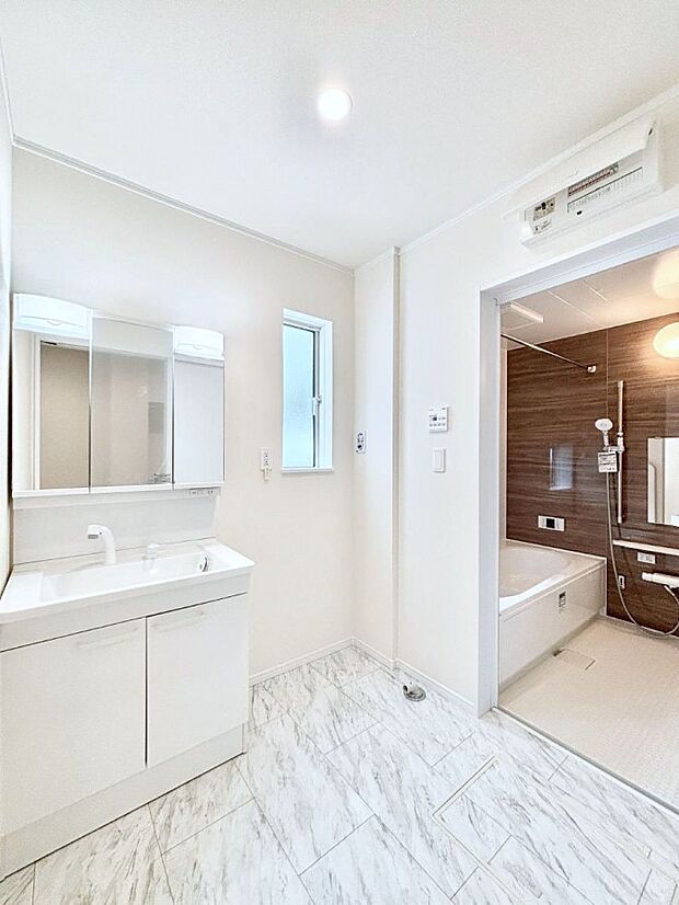 小窓がついているので湿気の多い場所でも換気が十分行えます。毎日の身支度を気持ち良く!