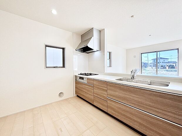 爽やかな風が通り抜けるキッチン。窓があるので明るく換気にも役立ちます。