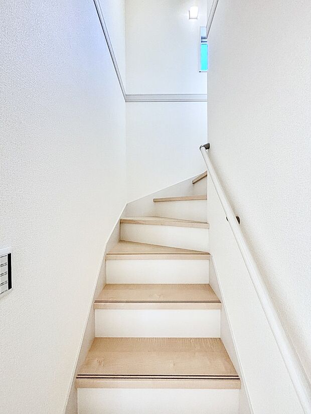 安全性を考慮し階段には手すりを設置しています