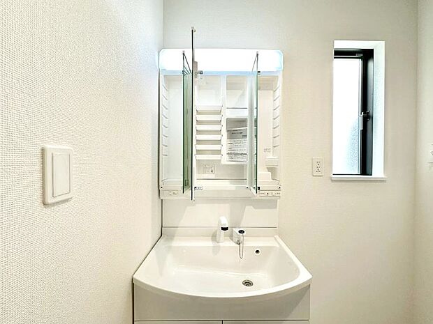三面鏡の裏に、化粧品や衛生用品などを収納可能。洗面台をすっきりと保ちます！