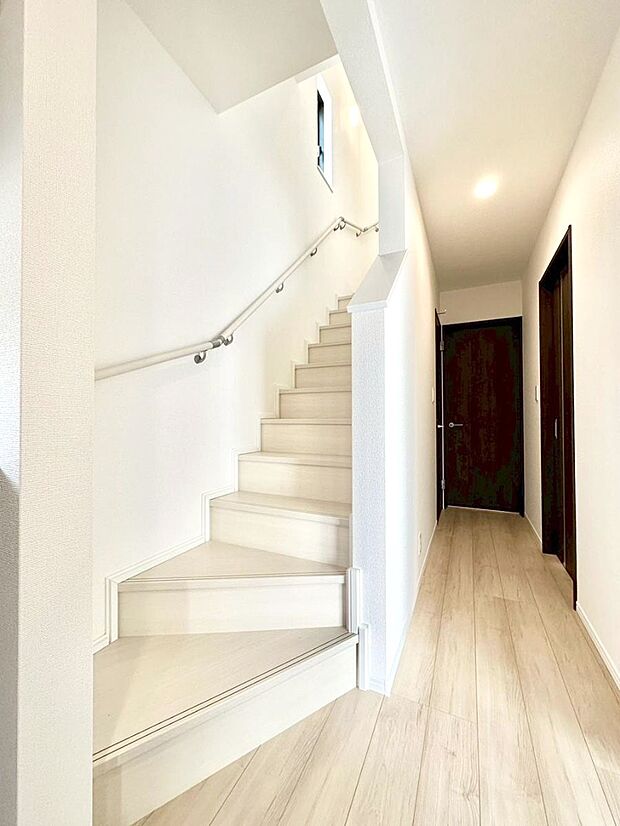 安全性を考慮し階段には手すりを設置しています