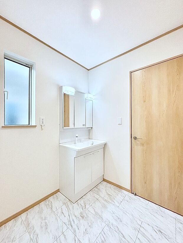 ゆとりの洗面スペースで朝の身支度もスムーズに