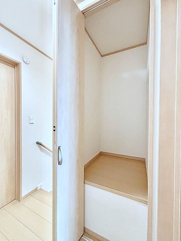 廊下収納。掃除道具や季節の小物を収納することができます。