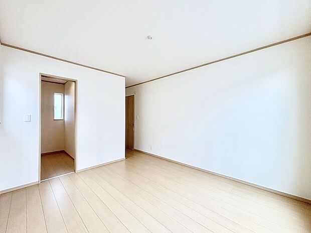 ウォークインクローゼットがあるお部屋!季節ごとの入れ替えも不要で便利です。