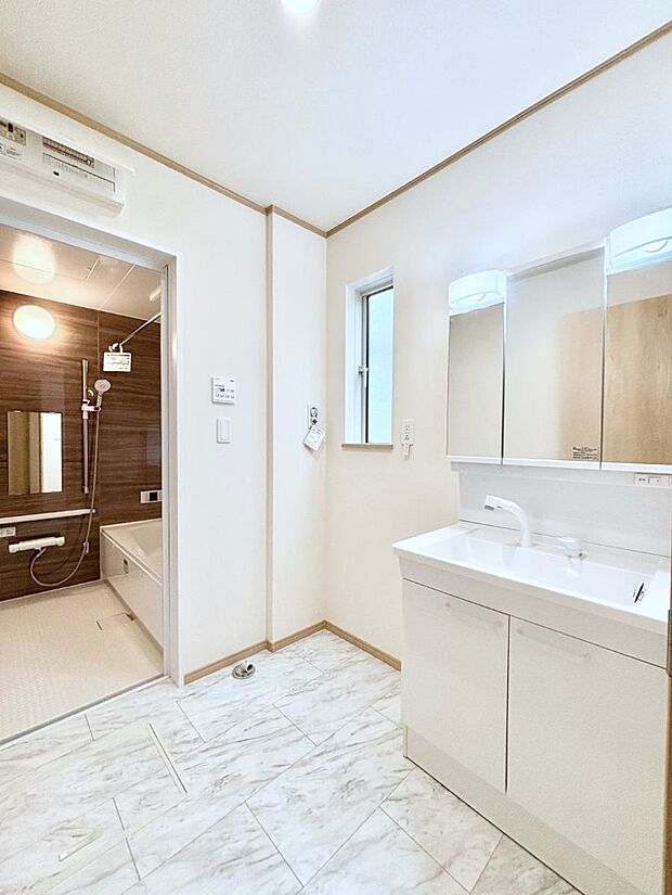 清潔感ある洗面化粧室で朝の身支度も快適