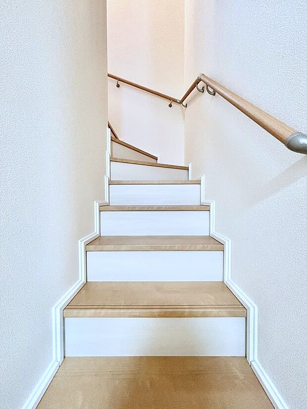 階段は手すり付きなので小さなお子さまやご高齢の方も安心です