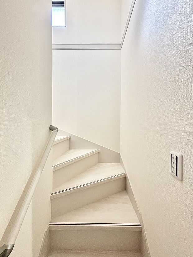 階段は手すり付きなので小さなお子さまやご高齢の方も安心です