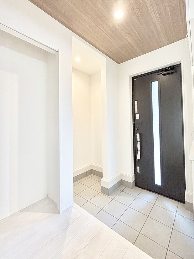 散らかりがちな玄関もスッキリの玄関収納付