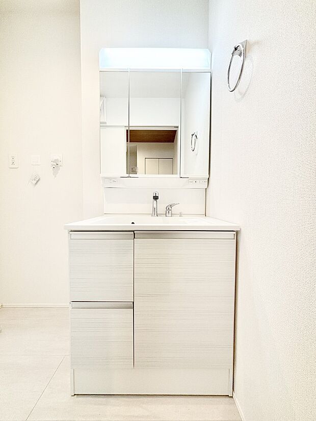 大きく見やすい三面鏡で清潔感ある洗面台は、身だしなみチェックや肌のお手入れにおすすめです。 