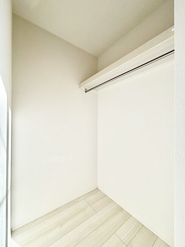 ウォークインクローゼット付きで生活空間を広く利用できます。