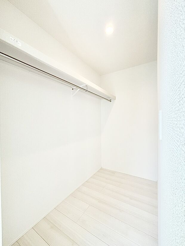 ウォークインクローゼット付きで生活空間を広く利用できます。