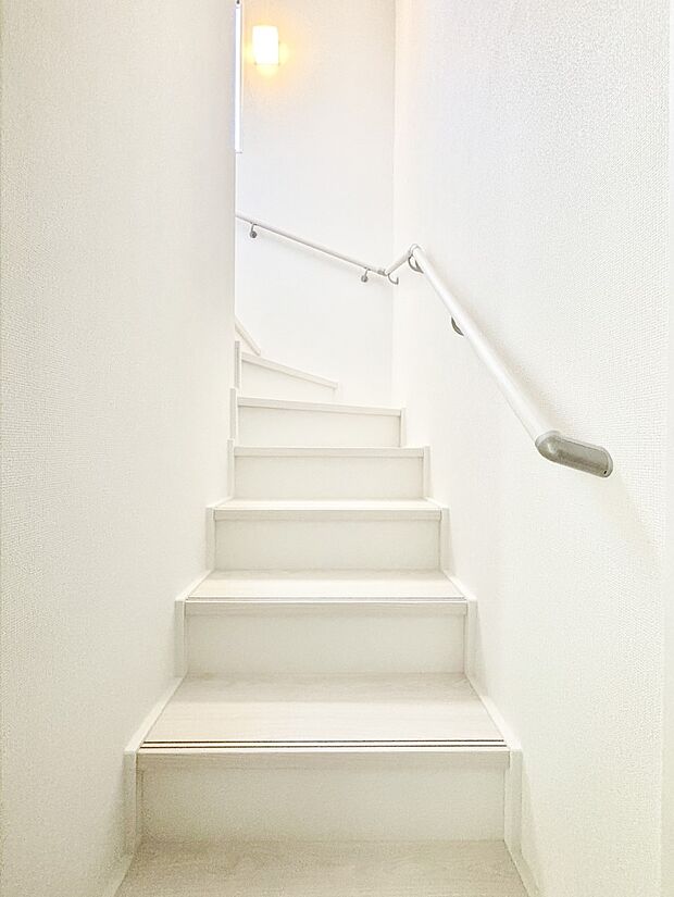 安全性を考慮し階段には手すりを設置しています