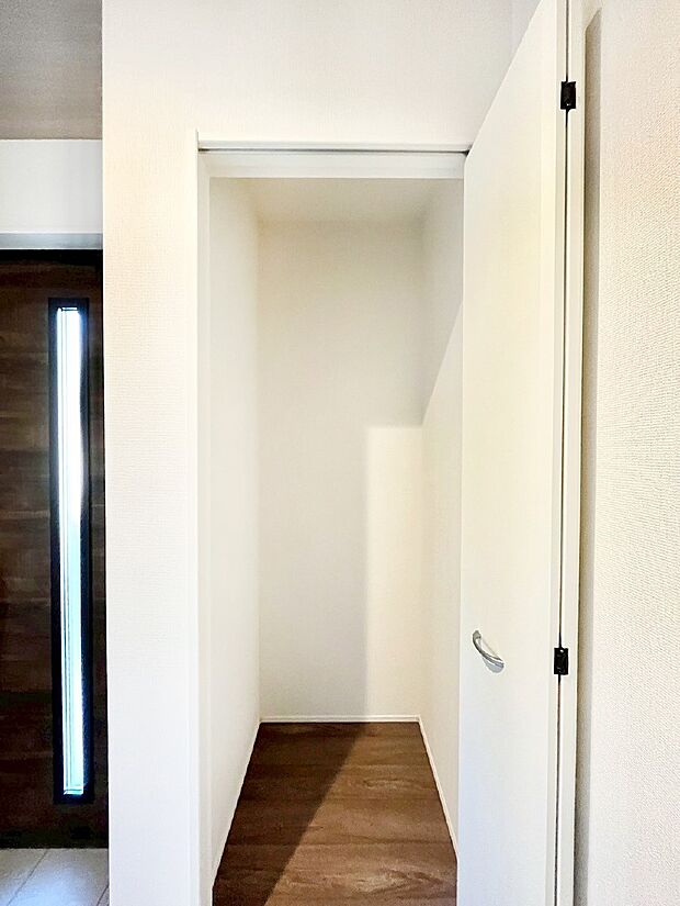 収納豊富な玄関収納があるので、散らかりがちな玄関もスッキリ片付きます。 