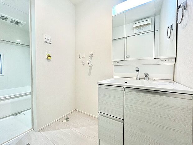 ゆとりの洗面スペースで朝の身支度もスムーズに